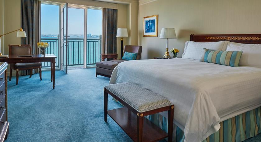 Four Seasons Hotel דוחה מראה חיצוני תמונה A guest room at The Westin