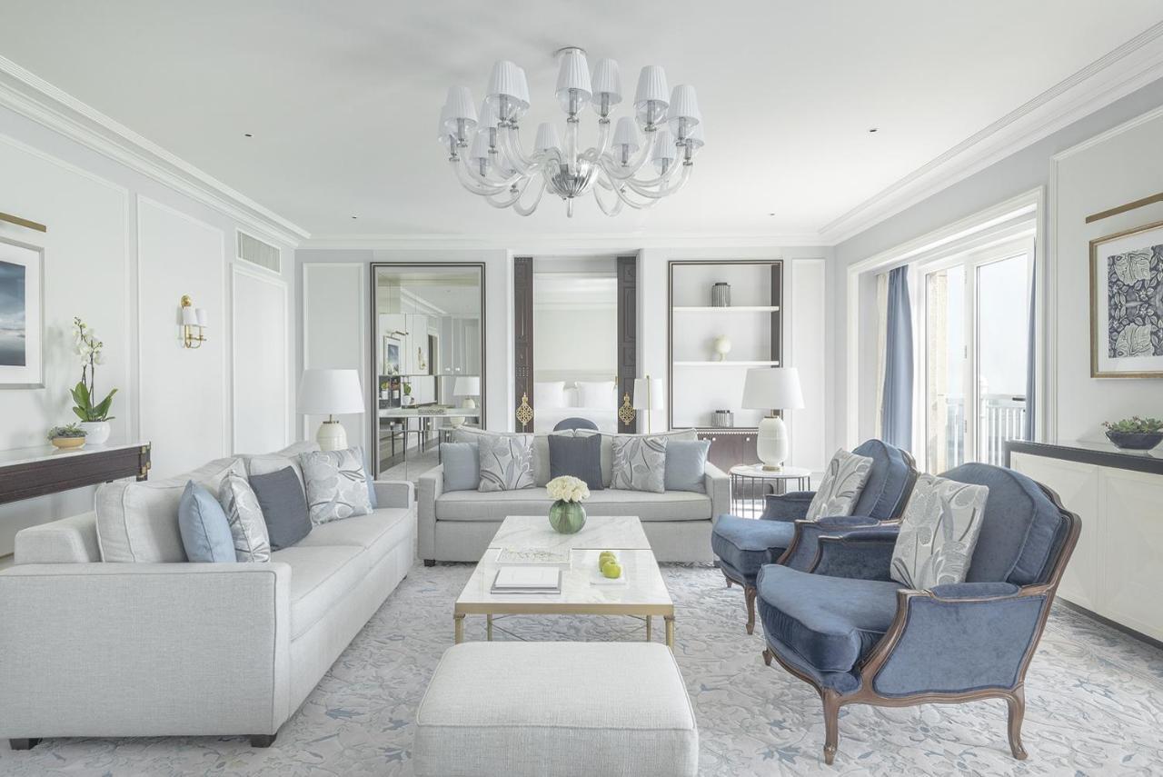 Four Seasons Hotel דוחה מראה חיצוני תמונה The living room of a suite at The Ritz-Carlton, Paris