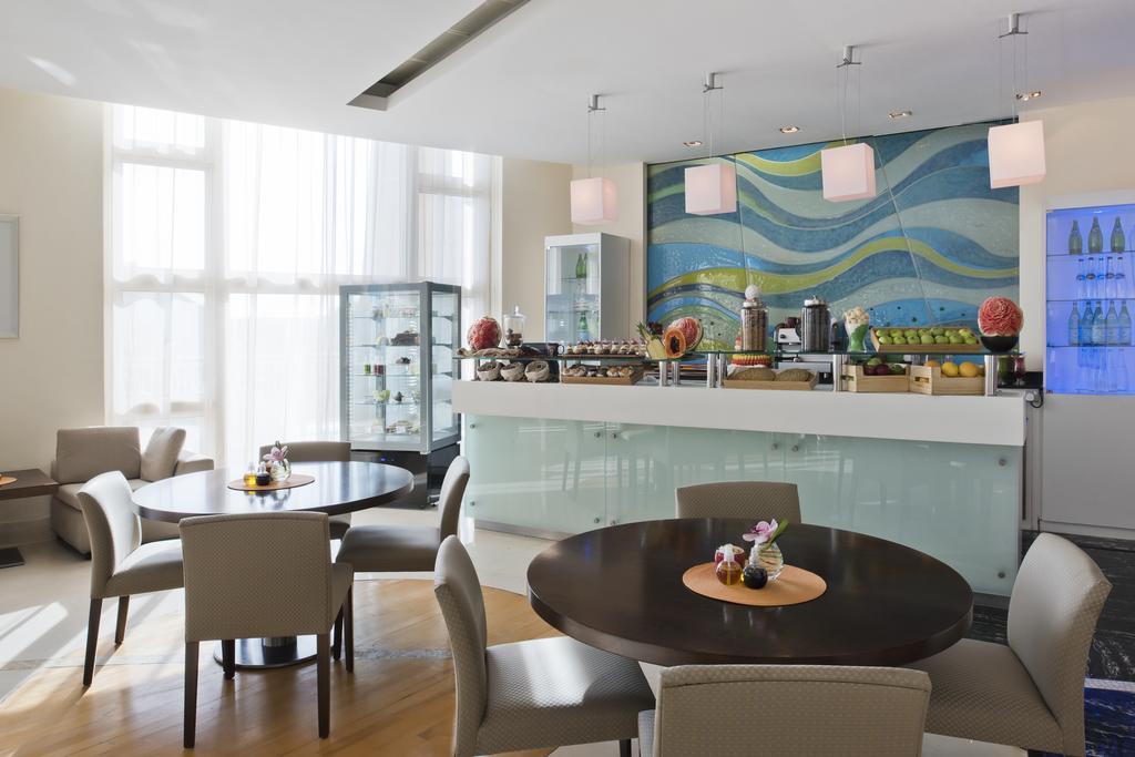 Four Seasons Hotel דוחה מראה חיצוני תמונה The Club Lounge at the airport